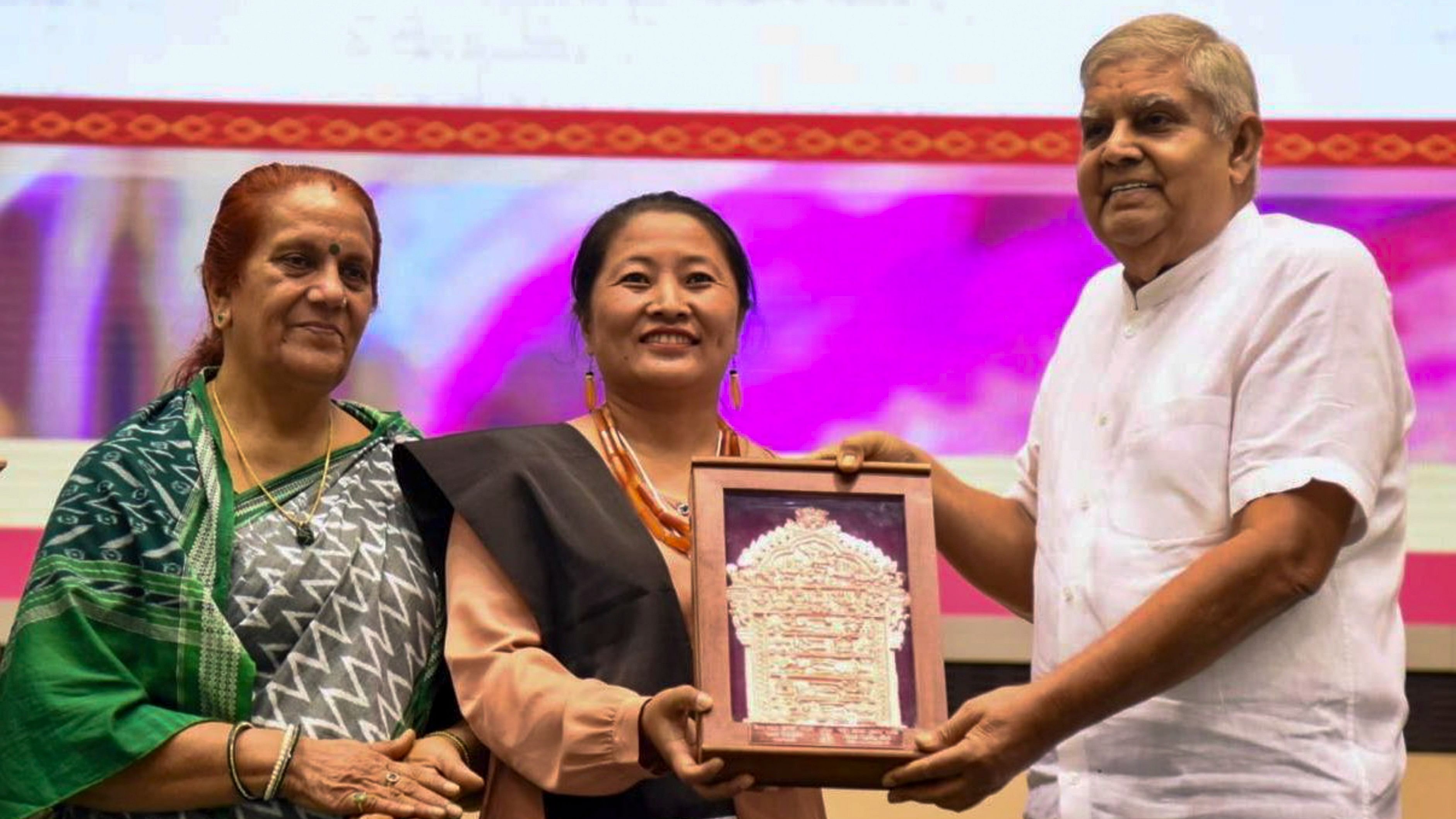 <div class="paragraphs"><p>Vice President Jagdeep Dhankhar confers Sant Kabir Awards and National Handloom Awards on the occasion of 10th National Handloom Day at Vigyan Bhavan, in New Delhi.</p></div>